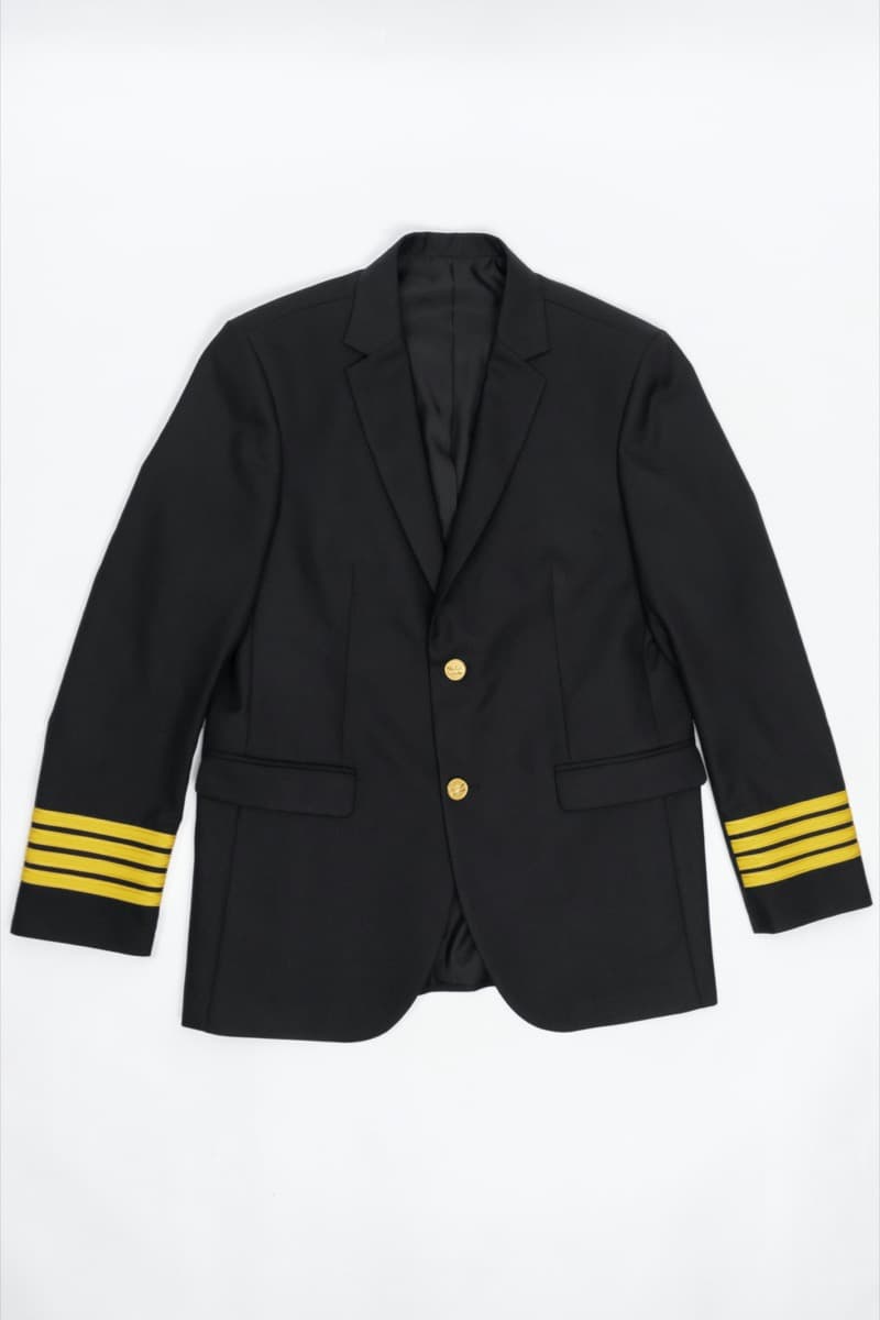 Blazer de piloto con charreteras doradas