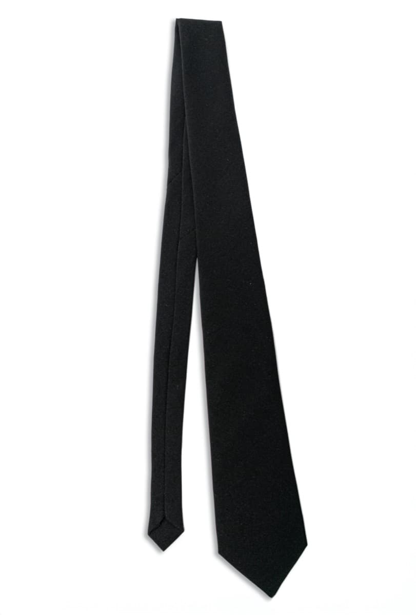Corbata negra reglamentaria