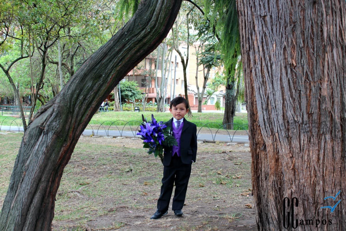 Niño con traje y chaleco morado