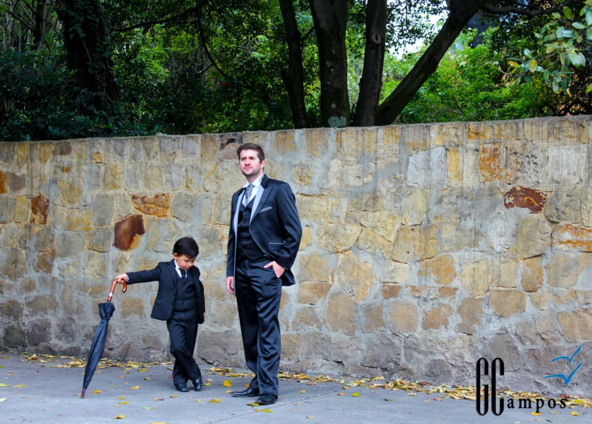 Padre e hijo en trajes a juego