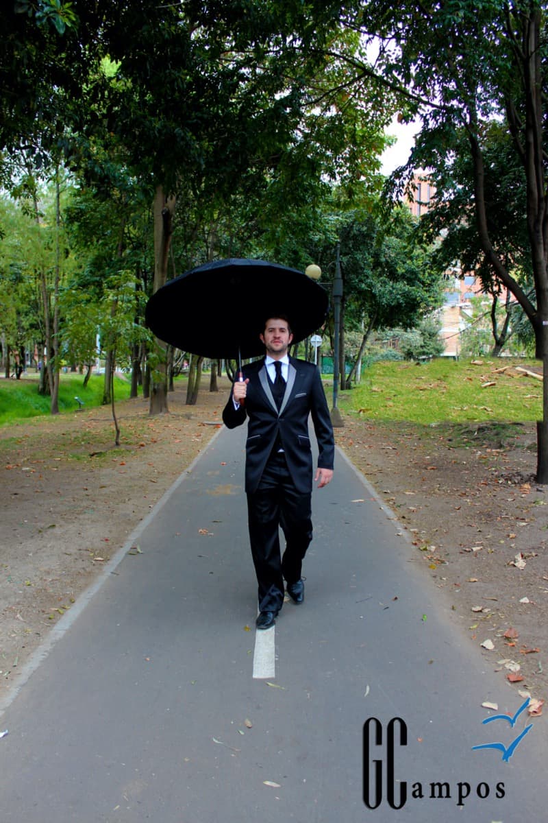 Smoking negro — estilo editorial con paraguas